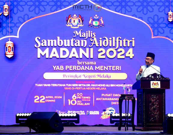 Majlis turut diserikan dengan kehadiran Tuan Yang Terutama Tun Seri Setia Dr. Haji Mohd Ali Rustam, Yang di-Pertua Negeri Melaka dan isteri, YABhg. Toh Puan Datuk Wira (Dr.) Hajah Asmah binti Abdul Rahman; YAB Dato’ Seri Anwar Ibrahim, Perdana Menteri Malaysia; dan YAB Datuk Seri Utama Dr. Ahmad Zahid Hamidi, Timbalan Perdana Menteri Malaysia